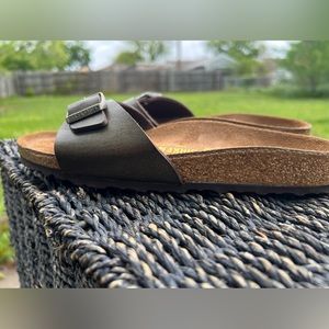 BIRKENSTOCK MADRID SLIDE SANDAL - WOMEN'S SIZE 37 (US 7)

Brown/Goldtone